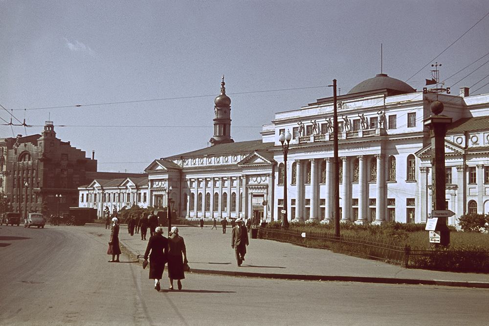 Майдан Тєвєлєва (тепер Конституції): Палац піонерів та жовтенят на німецькій фотографії часів Другої світової