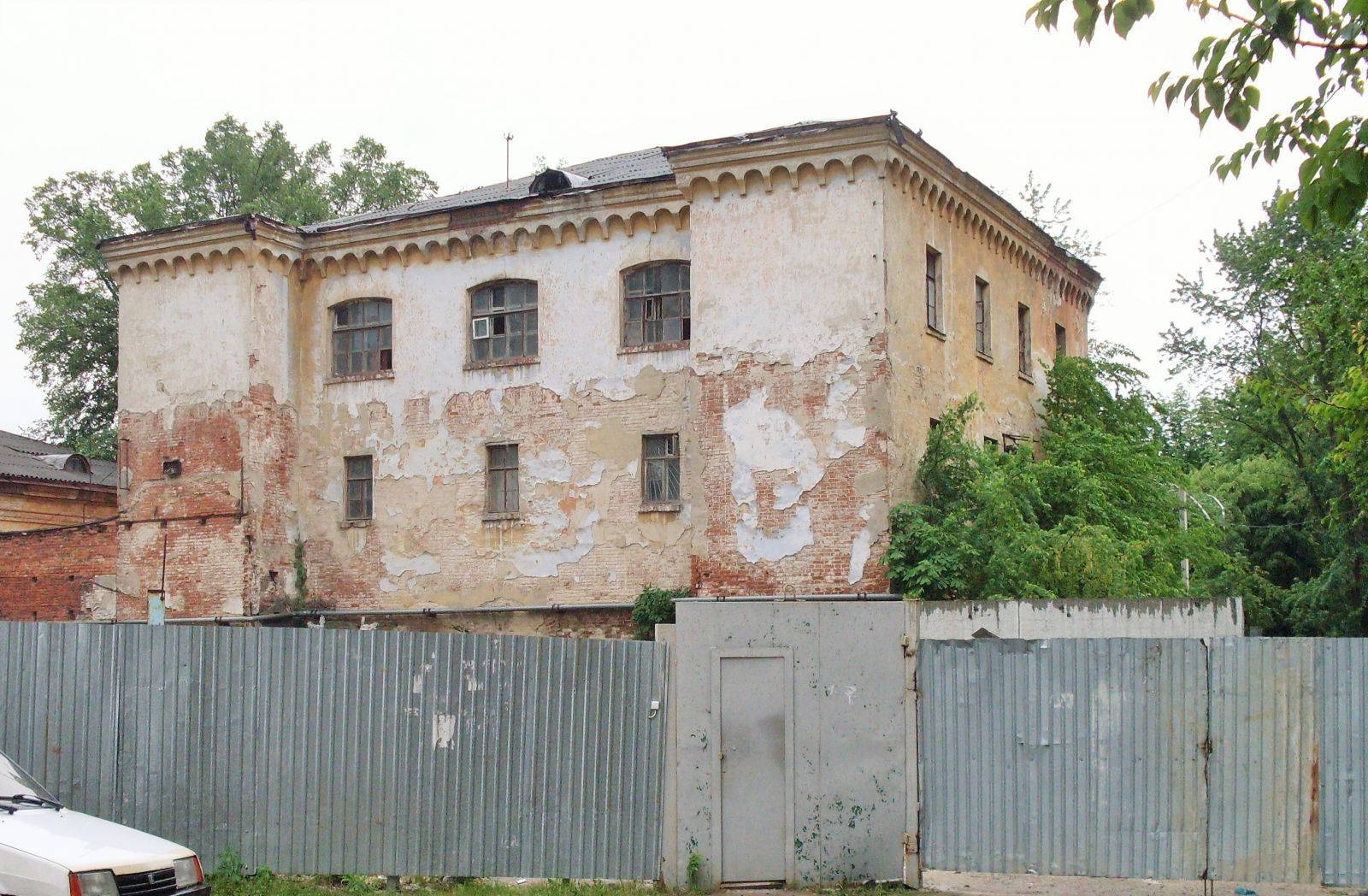 Обідрана будівля по вул. Малиновського — залишки колишньої слідчої тюрми ХГЧК