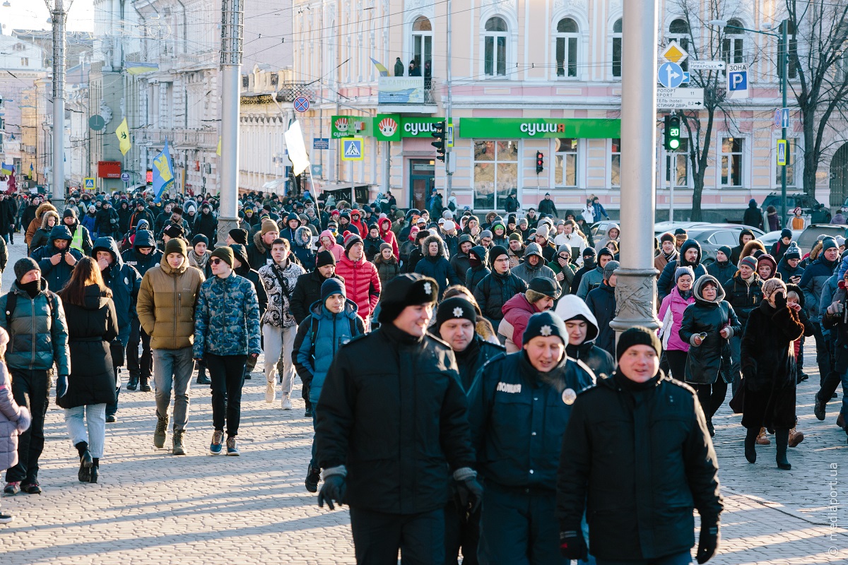 Від міськради колона рушила до готелю «Національ» на проспекті Науки