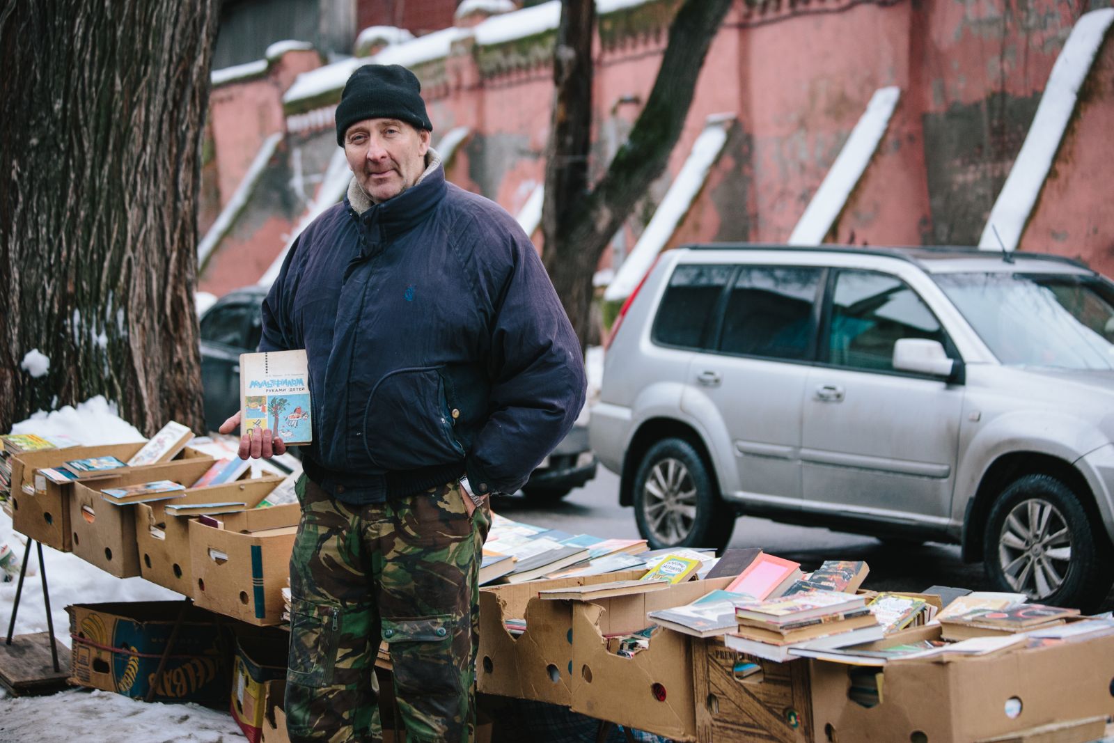 Сергей, продаёт книги. В 2016-м встретил много интересных покупателей. «Берут всё — и фантастика, и эзотерика, и философия...». Уверен, следующий год будет лучше предыдущего. 