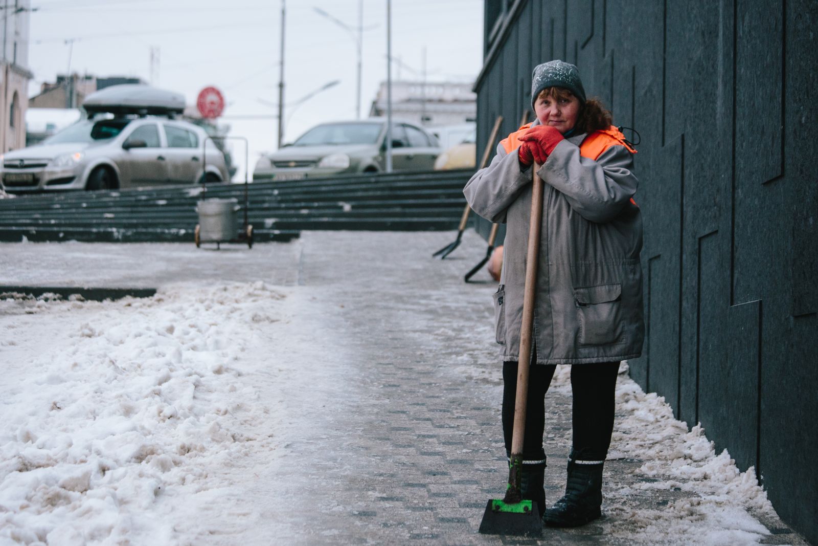  Наталья, сотрудник КП «Благоустройство». Рубит лёд. В минувшем году выдали новую обувь, форму и инструмент. Любит свою работу, хотя признаёт: бывает тяжело. Ждёт от 2017-го много хорошего. С Нового года обещают поднять зарплату.