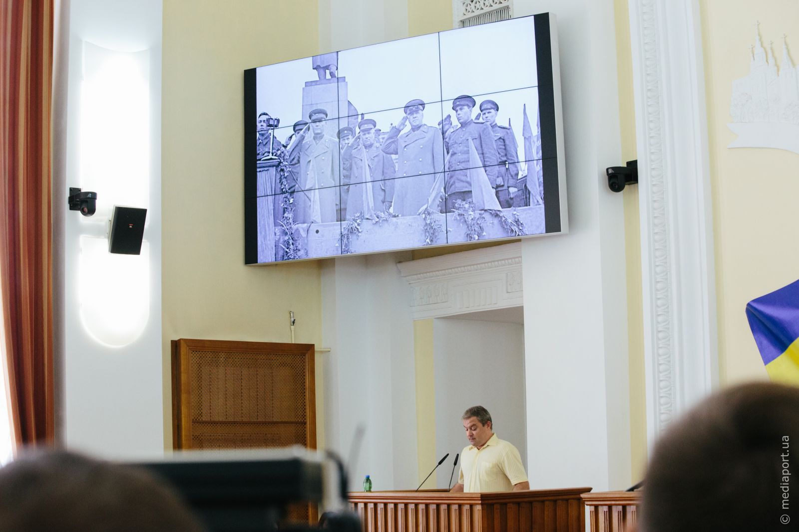 На сесії 19 червня секретар топонімічної комісії Олексій Хорошковатий демонстрував фото Жукова у Харкові біля пам'ятника Шевченку. Фото Павла Пахоменка 