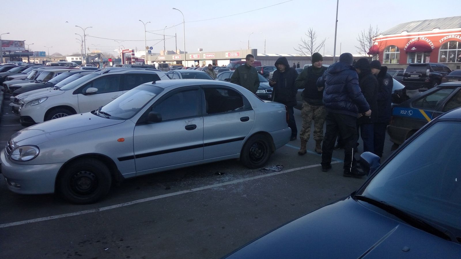 В автомобиле выбиты стёкла у переднего и заднего пассажирских сидений. Фото: vk.com/only_kharkov