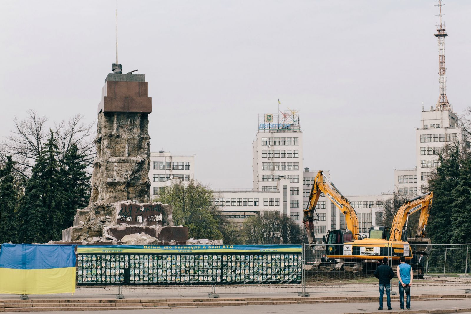 Постамент памятника Ленину снесли в апреле 2016 года