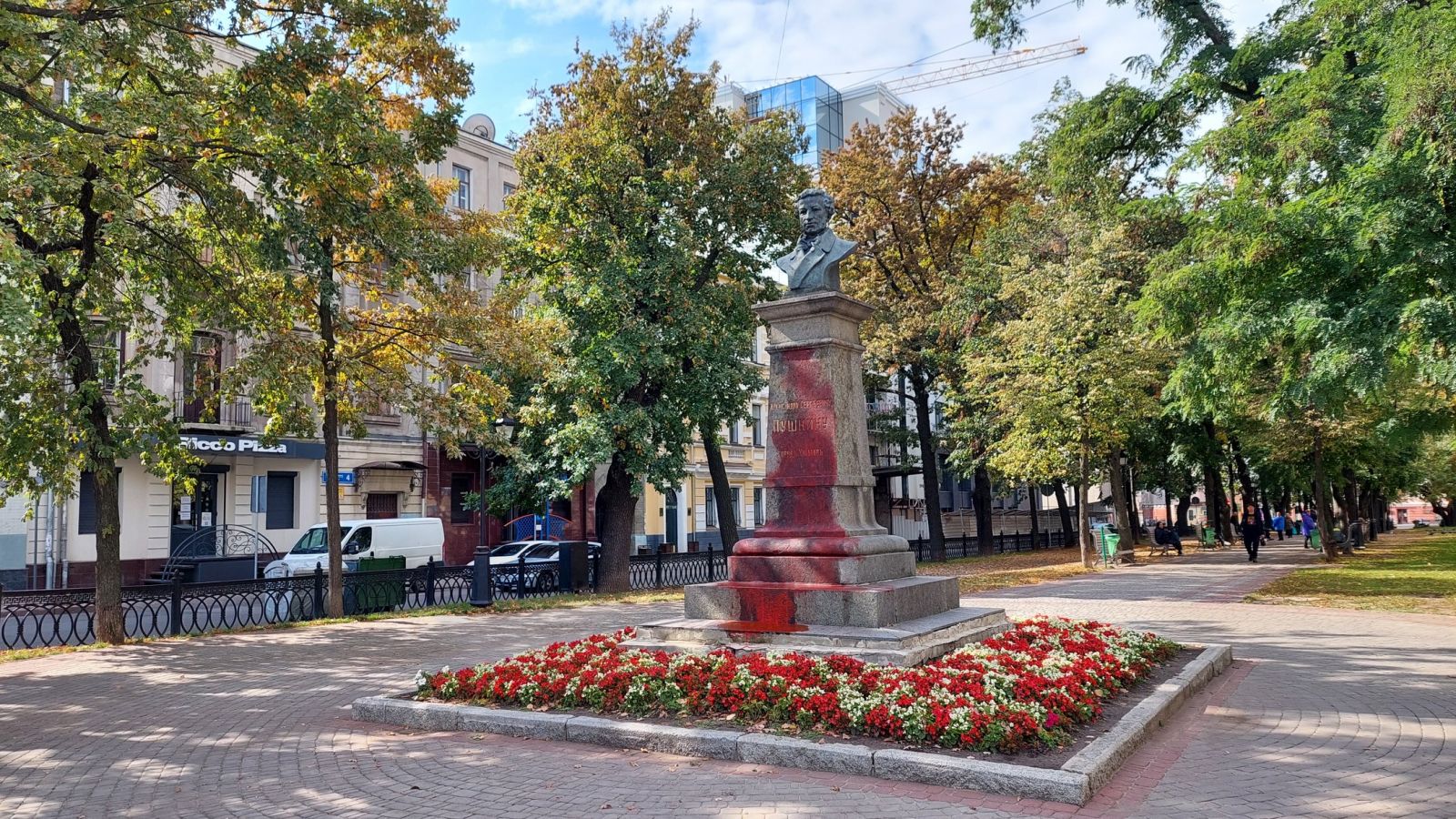 Невідомі облили пам'ятник Пушкіну у Харкові червоною фарбою, 26 вересня 2022. Фото: Суспільне Харків