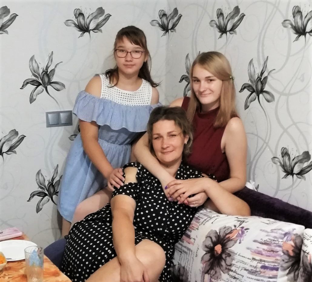 Оксана з доньками Марією та Анастасією у кімнаті колишнього гуртожитку, де прожила все життя. Фото з сімейного архіву