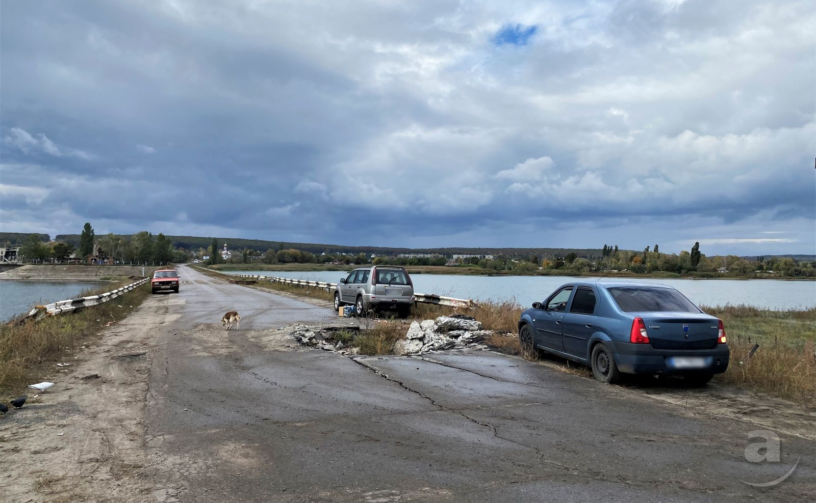 Вид на Старий Салтів зі зруйнованого мосту через Печенізьке водосховище