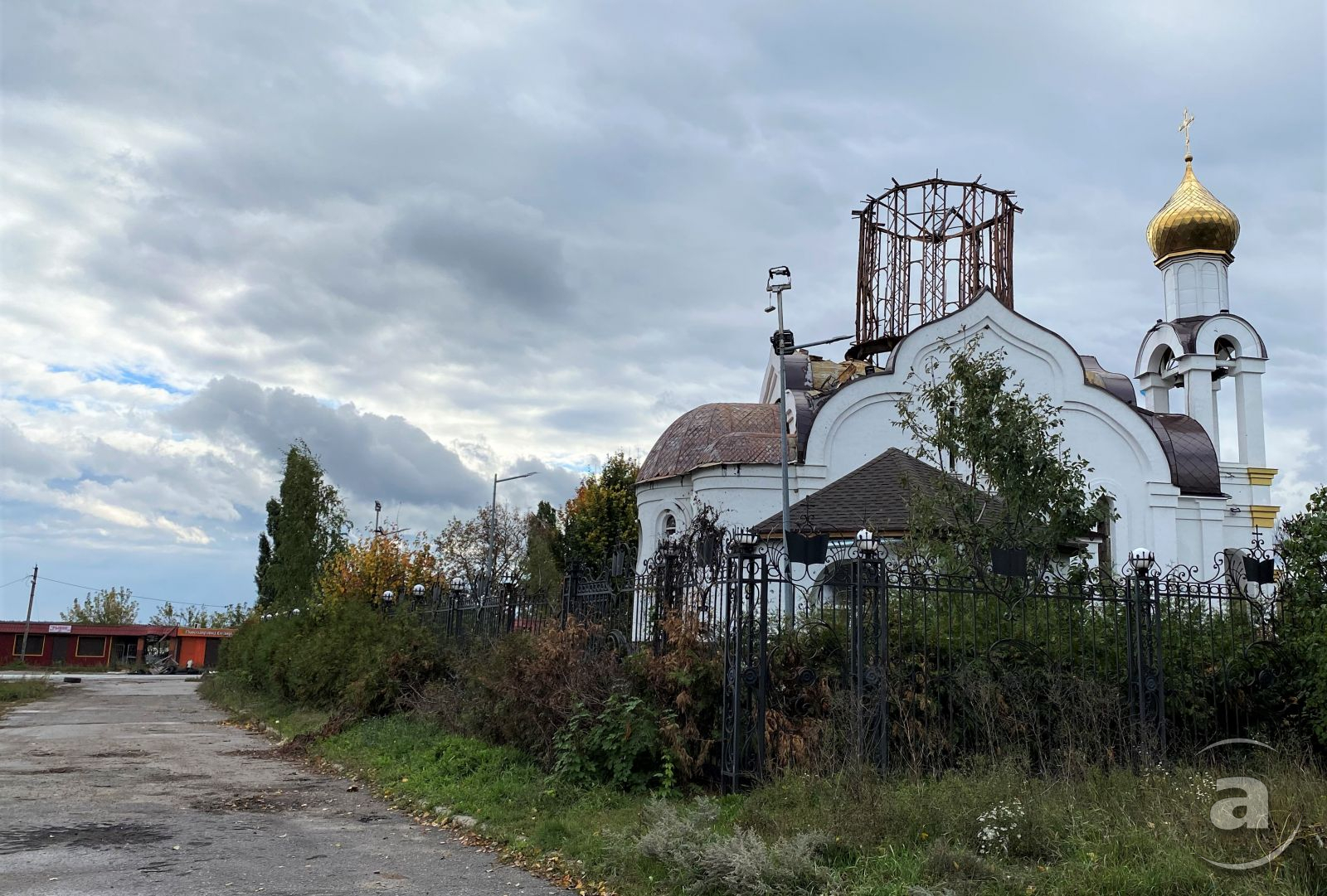 Зруйнований ринок Старого Салтова і пошкоджена церква