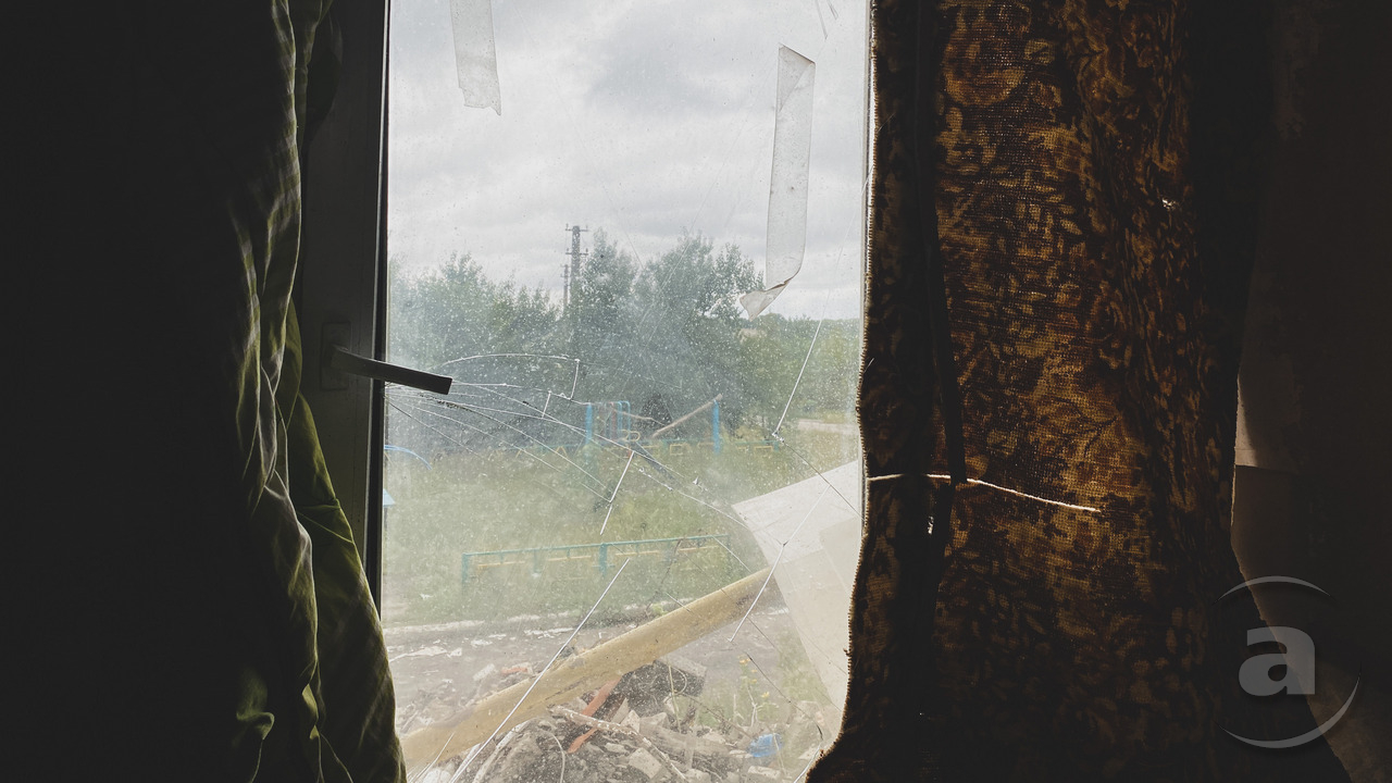 Жінка, яка зазнала поранень від російського обстрілу, тепер живе у чужій покинутій квартирі: після лікарні їй вже нікуди було повертатися
