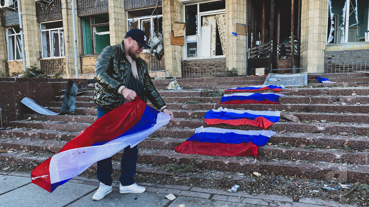 Біля адміністрації — багато російських триколорів: окупанти кинули прапори, коли тікали 