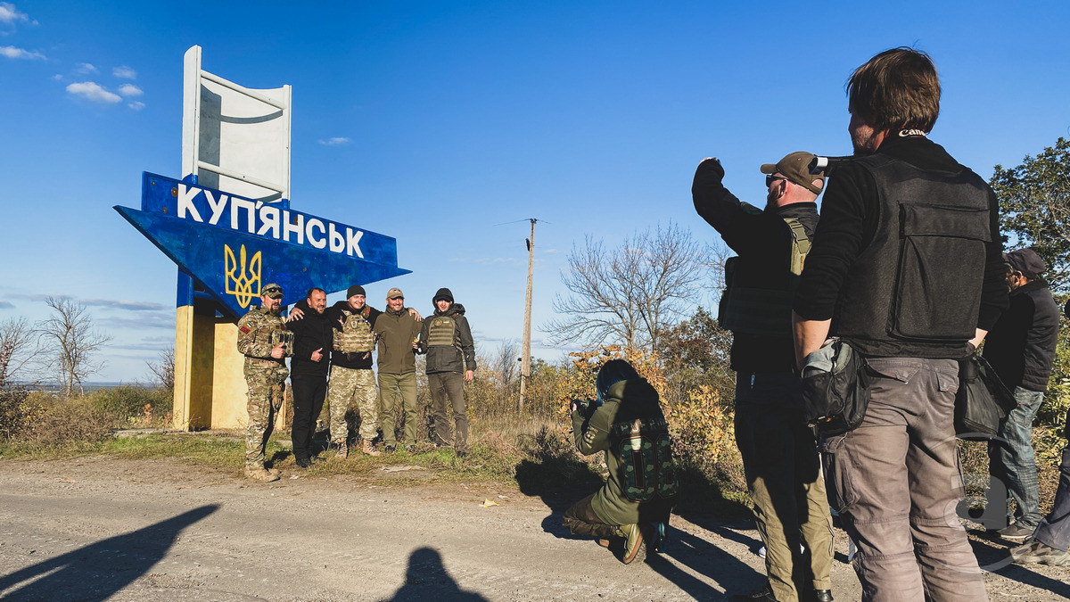 Українські військові звільнили Куп'янськ на початку вересня. Після відступу російських окупантів тут знову приводять до ладу дорожні вказівники. На стелю з назвою міста повернули м'який знак та апостроф, прибрані загарбниками