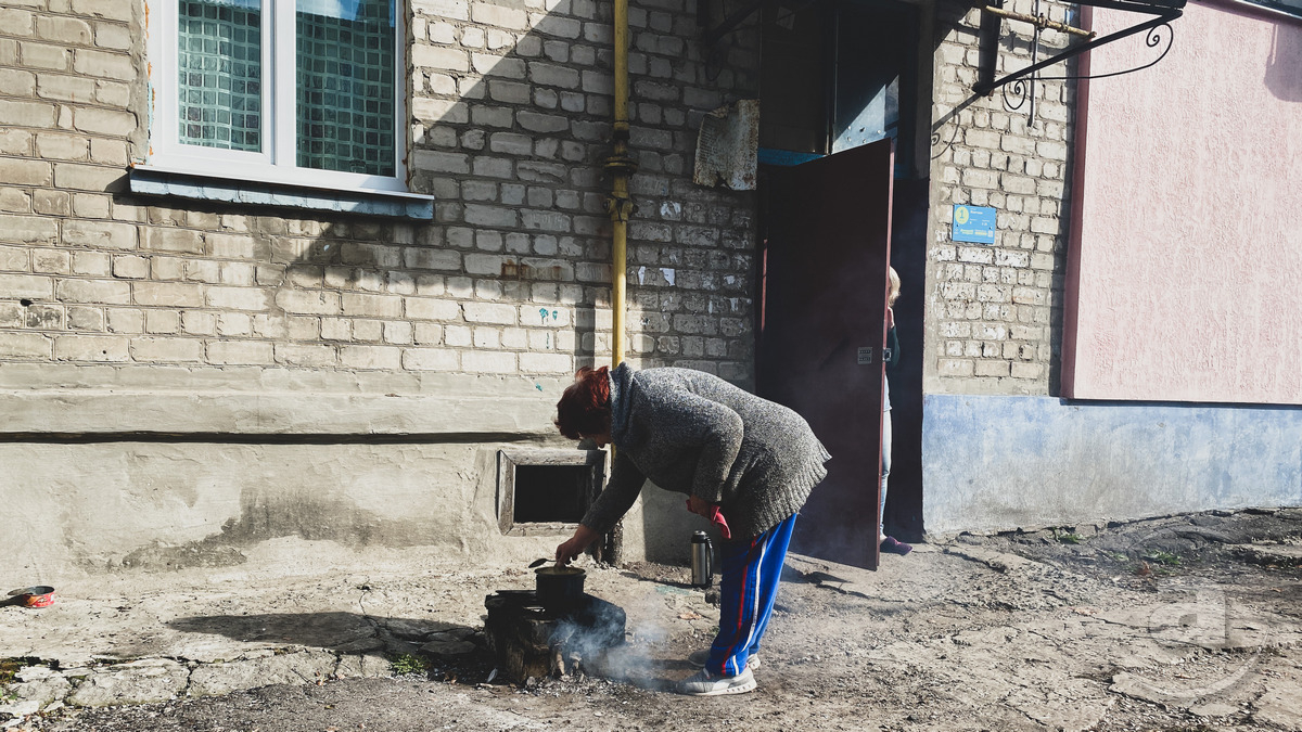 У багатоповерхівці поруч із ринком досі немає світла, води та газу. Мешканці готують їжу на багатті, збирають дощову воду у відра