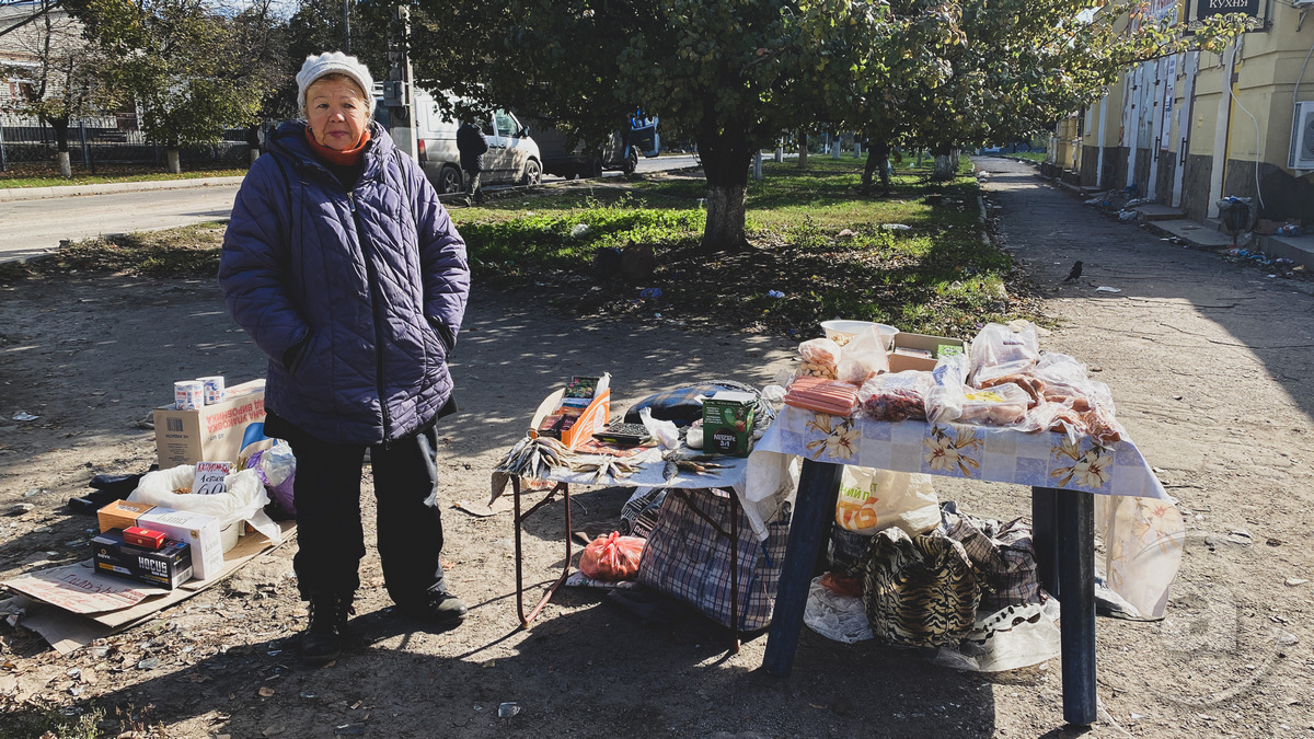 Стихійний ринок — один з осередків життя у Куп'янську. Той, що був у місті раніше — згорів вщент, кажуть місцеві жителі