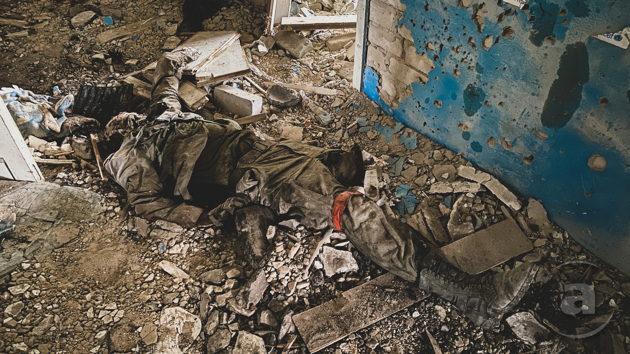 На першому поверсі амбулаторії досі лежать два тіла російських солдатів з позначками на ногах — червоним скотчем. За словами місцевих, тіла можуть бути заміновані