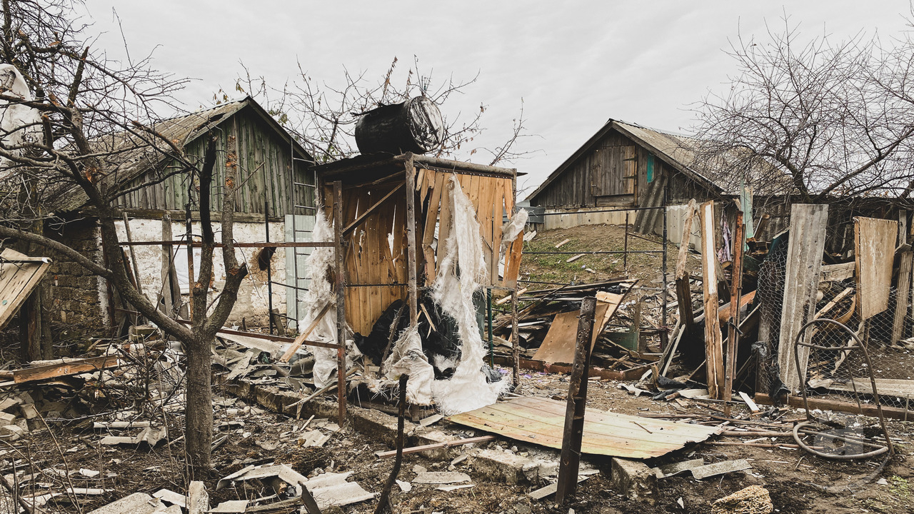 Наслідки російського «прильоту»: побиті будинки, понівечені дерева, уламки господарських споруд