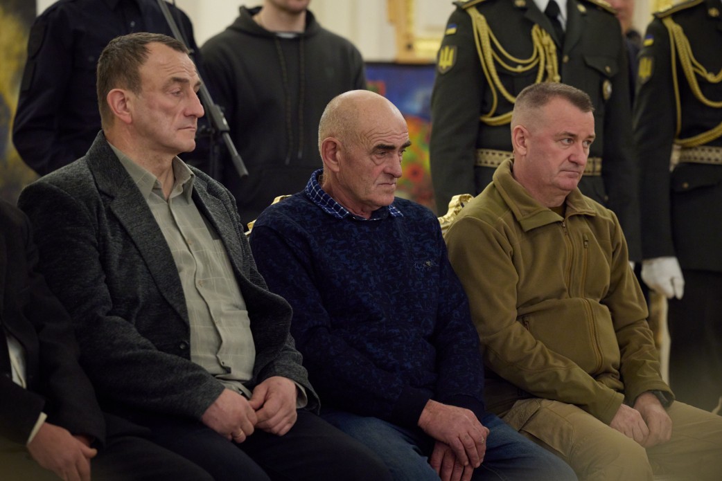 Юрій Кузнецов (ліворуч) на церемонії нагородження. Фото: president.gov.ua
