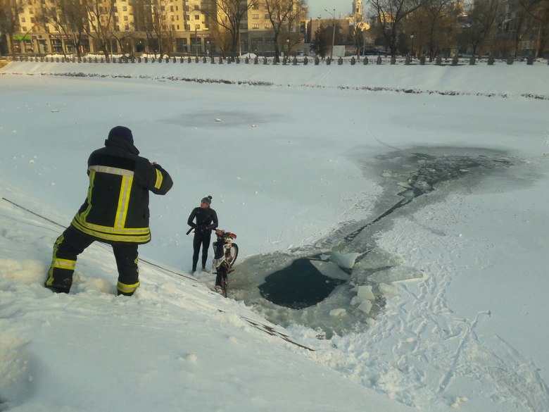 Чтобы попасть на реку, нужно преодолеть забор. Источник фото: vk.com/h_kharkov