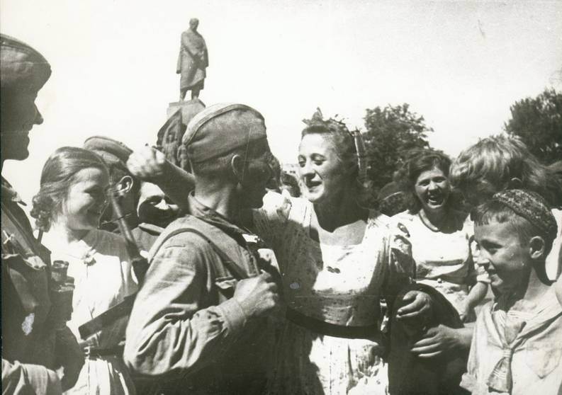 Встреча жителей Харькова с войсками Красной Армии, освобождавшими город. Фото официально датировано 23 августа 1943 года, но есть большая вероятность, что сделано оно было 30 августа 1943 года, в день митинга по случаю освобождения города