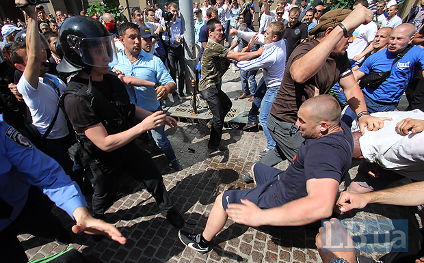 Сегодня в Киеве произошла драка между митингующими и милицией