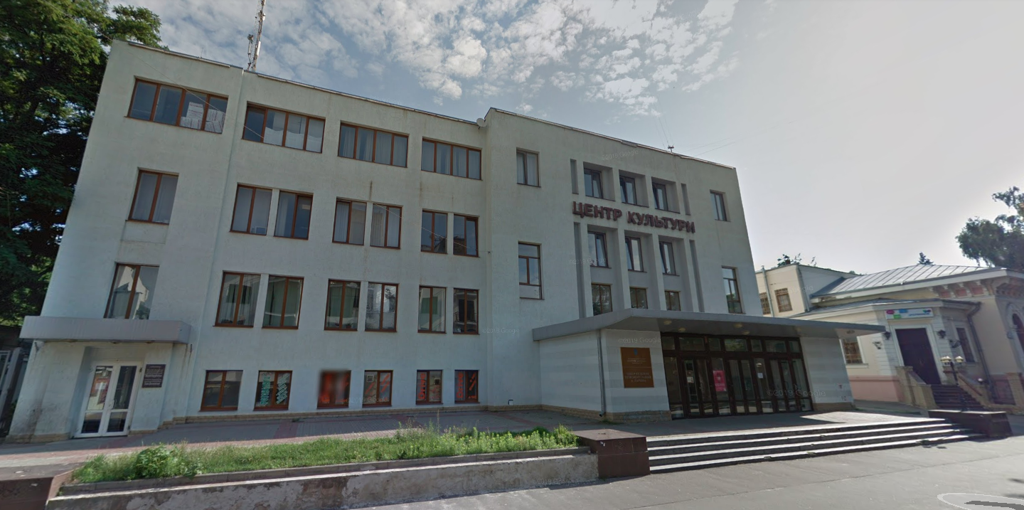 Нинішній «Центр культури Київського району» у 1930-му встиг побувати центром підготовки кадрів для села. Фото Google Maps