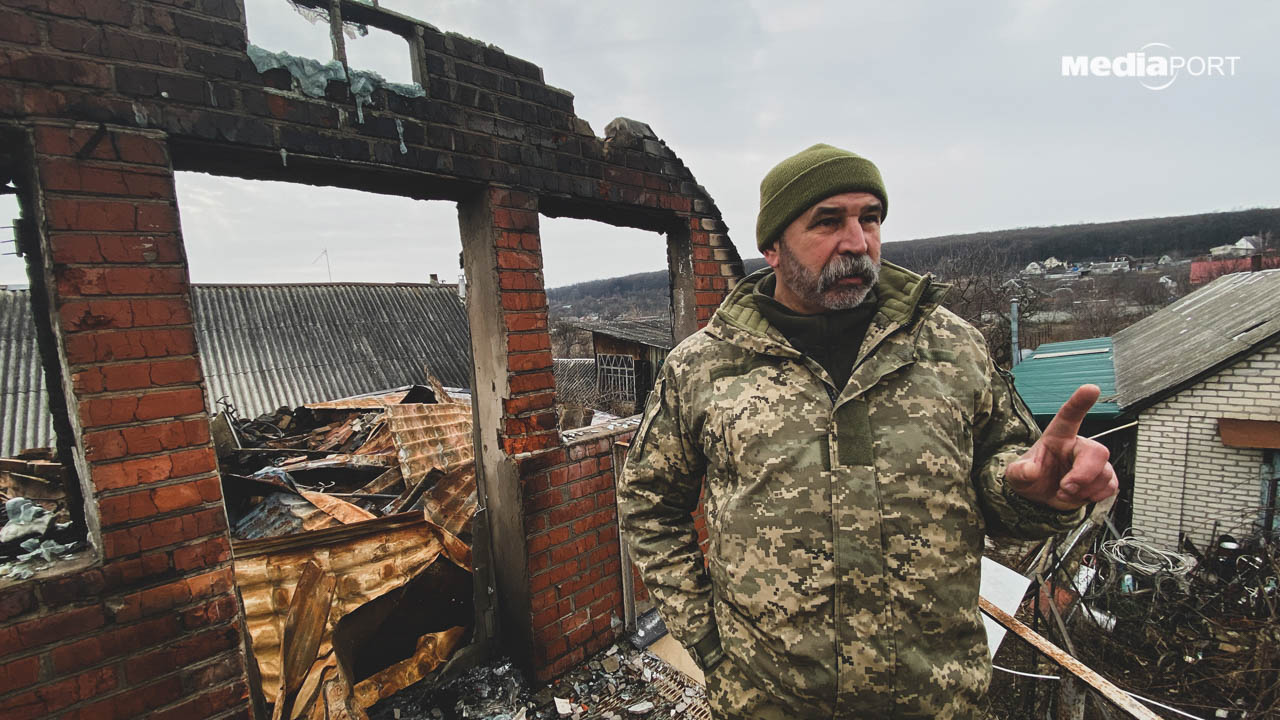 На руїнах будинку, який відремонтував незадовго до війни, Микола говорить: «Залишили в 60 років бомжем»