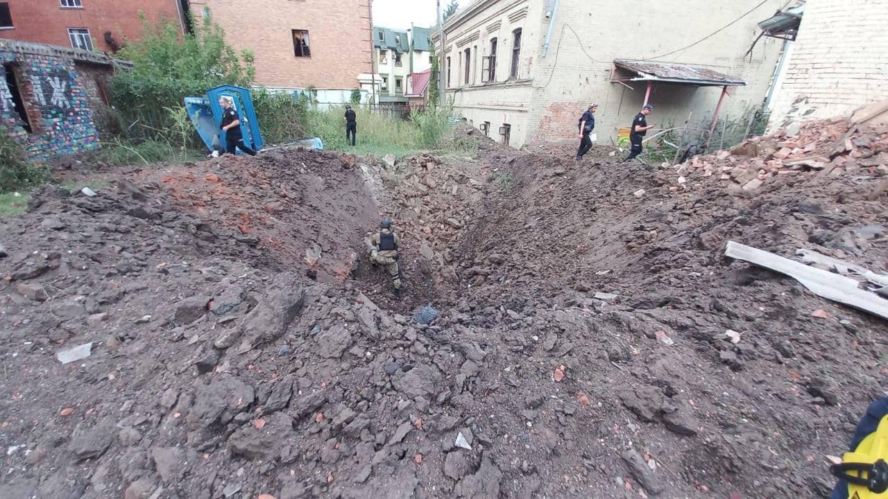 Вирва від удару в районі вул. Чернишевської. Фото: Сергій Болвінов/Facebook