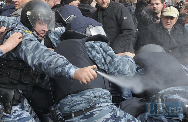 Применение специальных средств сотрудниками. Спецсредства полиции. Применение специальных средств полицией. Газовые спецсредства полиции. Специальные средства слезоточивый ГАЗ.