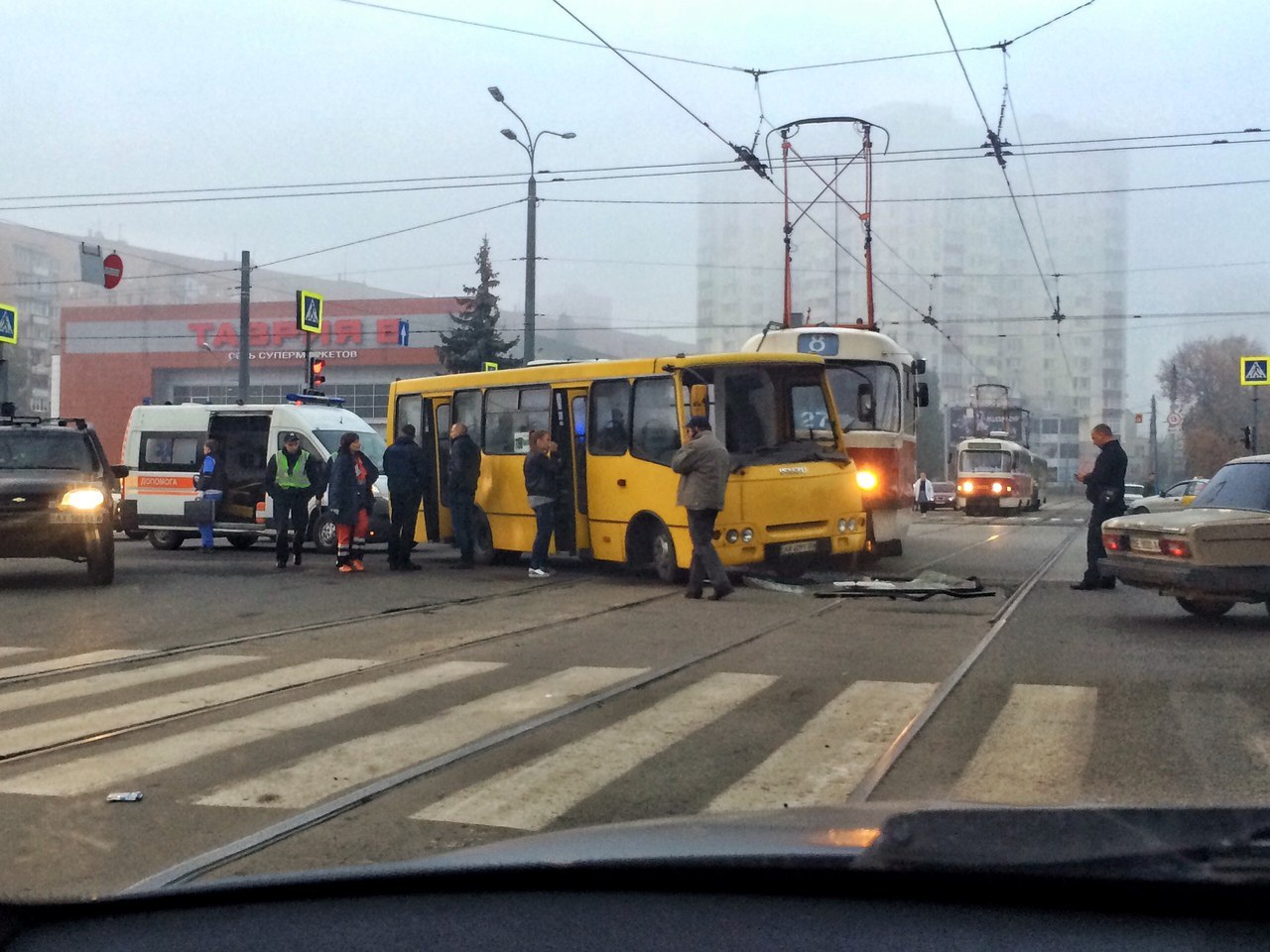 После удара разбилось лобовое стекло маршрутки. Источник фото: vk.com/h_kharkov