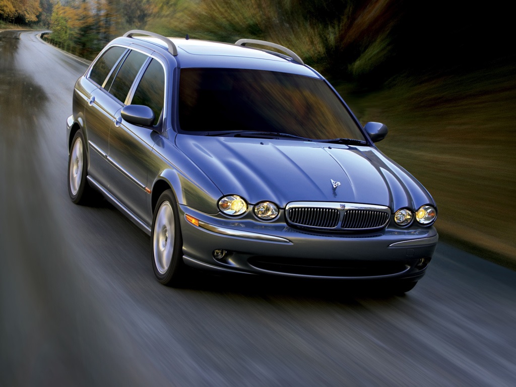 Jaguar X-Type Sportwagon 2004 модельного года. Эту машину с 2004 модельного года предлагали и с кузовом универсал — впервые в истории марки