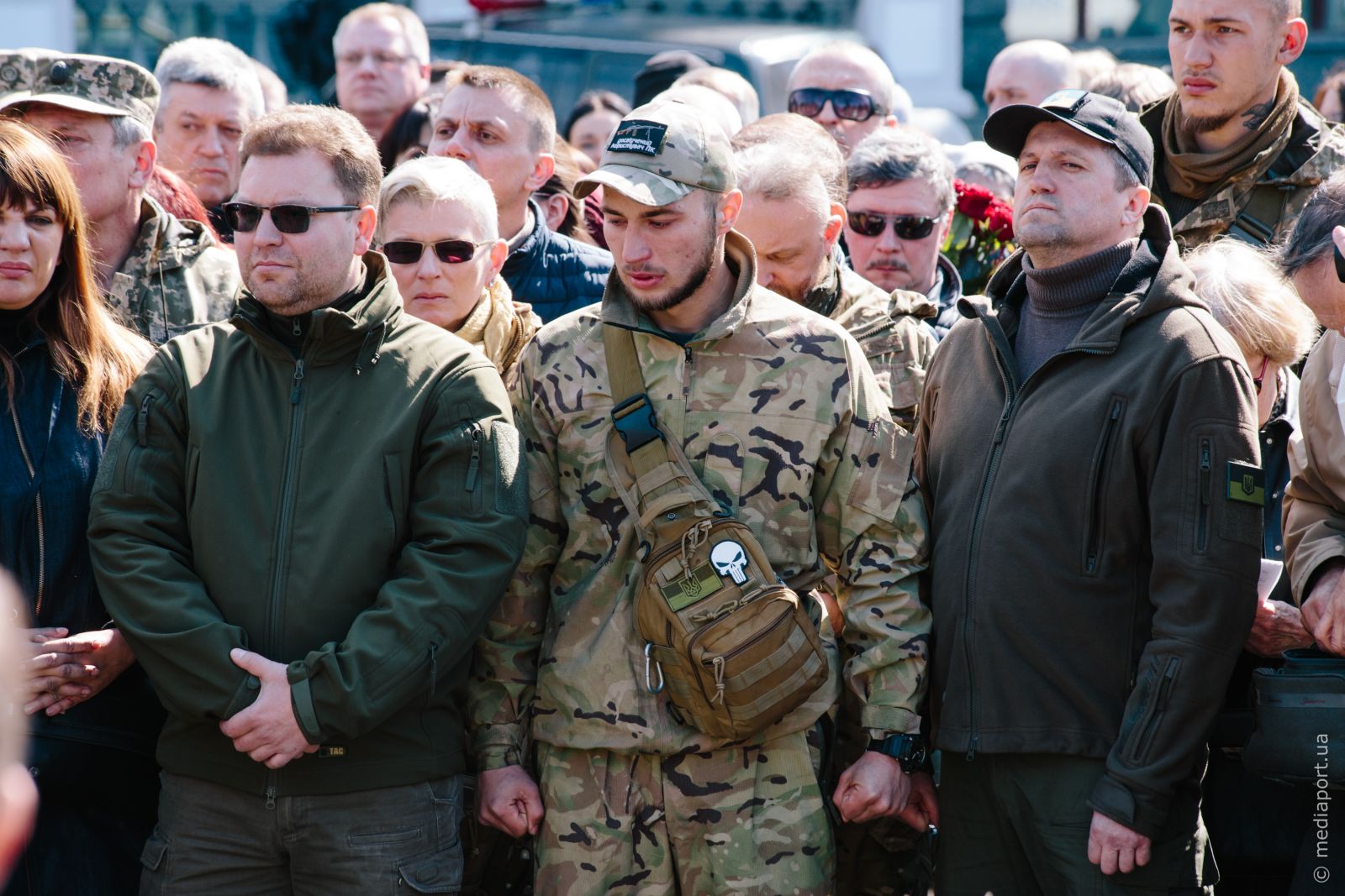 Антон Безверхній (по центру) на прощанні з Яною Червоною біля пам'ятника Тарасу Шевченку. Фото Павла Пахоменка