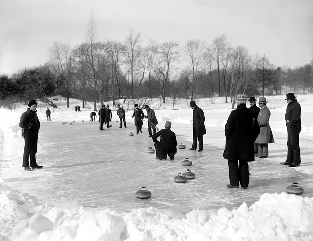 Кёрлинг в Центральном парке. 1906 год. Фото: Detroit Publishing Company/Interim Archives / Getty Images