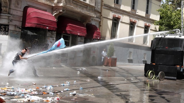 Полиция применила водяные пушки