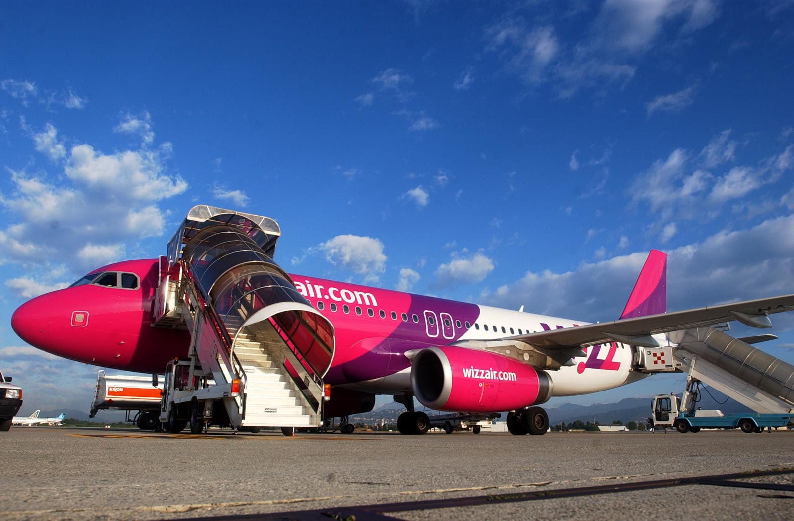 Большие рейсы. Wizz Air a320. Wizz Air Airlines самолёт. Польша Wizz Air. Венгерские авиакомпании.