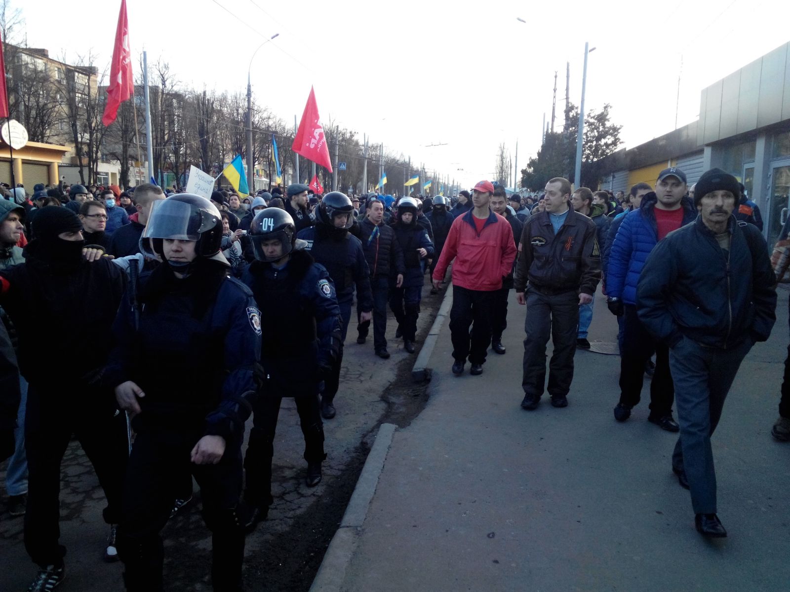 Справа — недовольные митингом Евромайдана. Они до станции метро «Маршала Жукова» шли рядом и кричали митингующим «Позор!» и «Бендеровцы!»