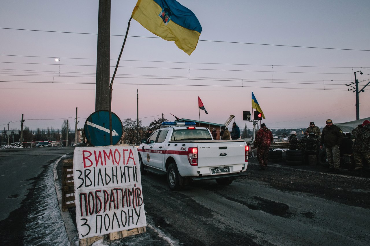 Чоловік разом з іншими гріється біля вогнища й каже, що відчуває дежавю — «як на Майдані».