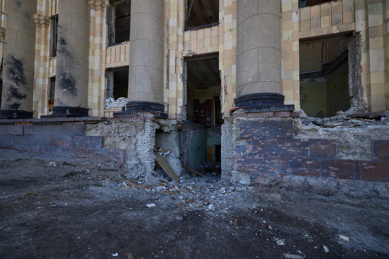 Харківська обласна адміністрація після ракетних ударів РФ у березні 2022. Фото Офісу президента
