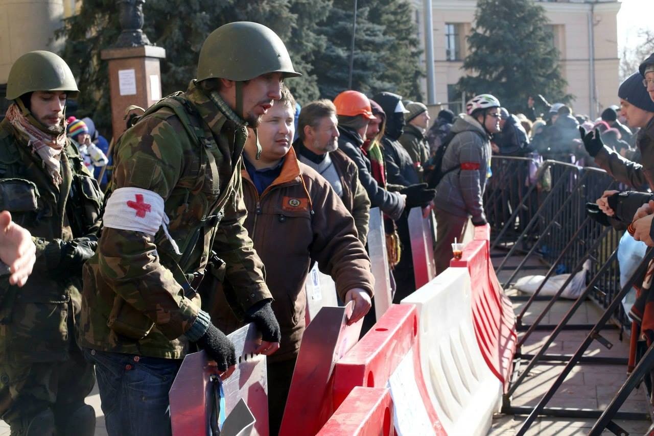 Патрік на захисті Харківської ОДА, 2014 рік. Фото з особистого архіву художника