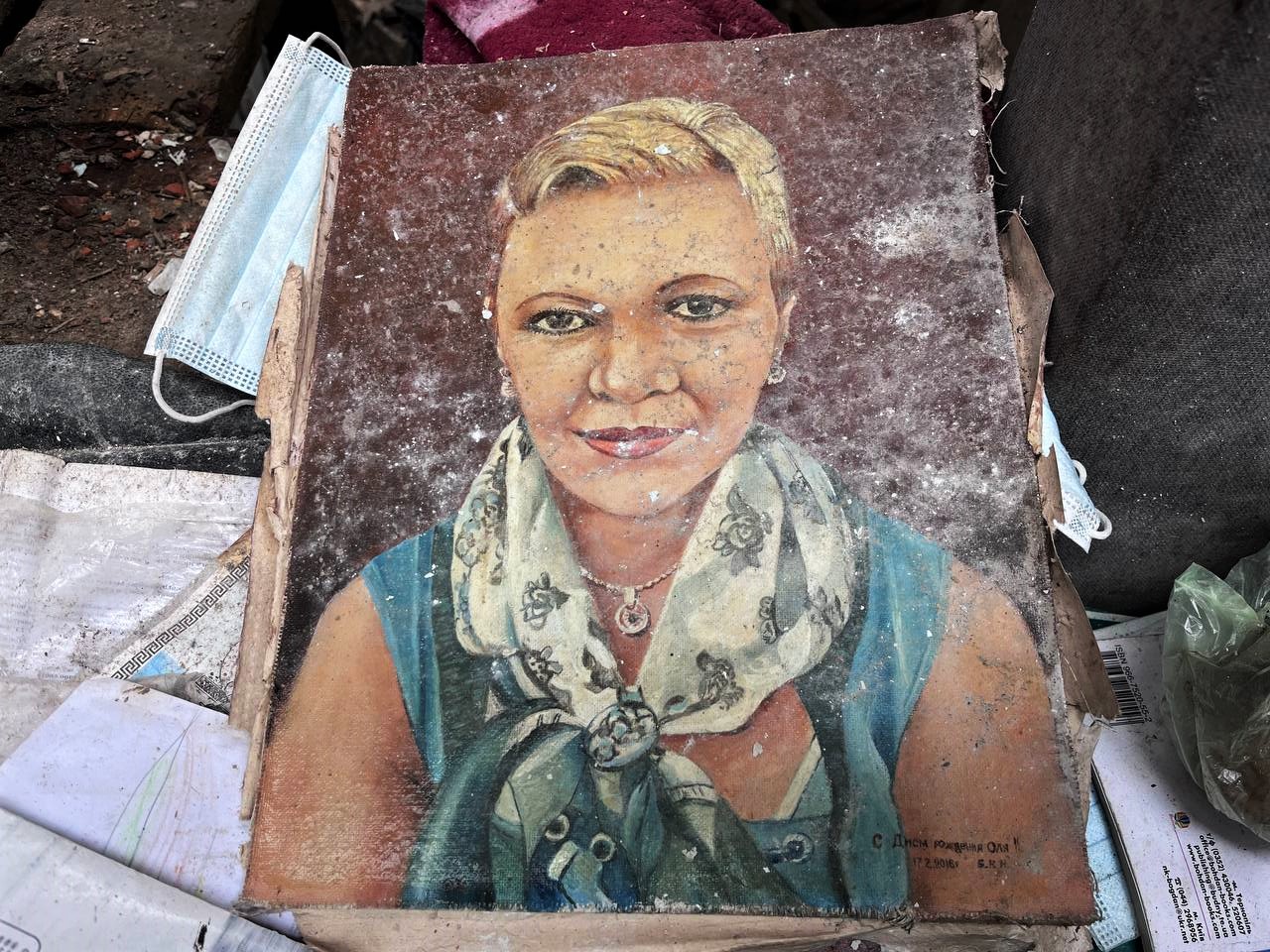 Портрет Ольги, знайдений під завалами гуртожитку