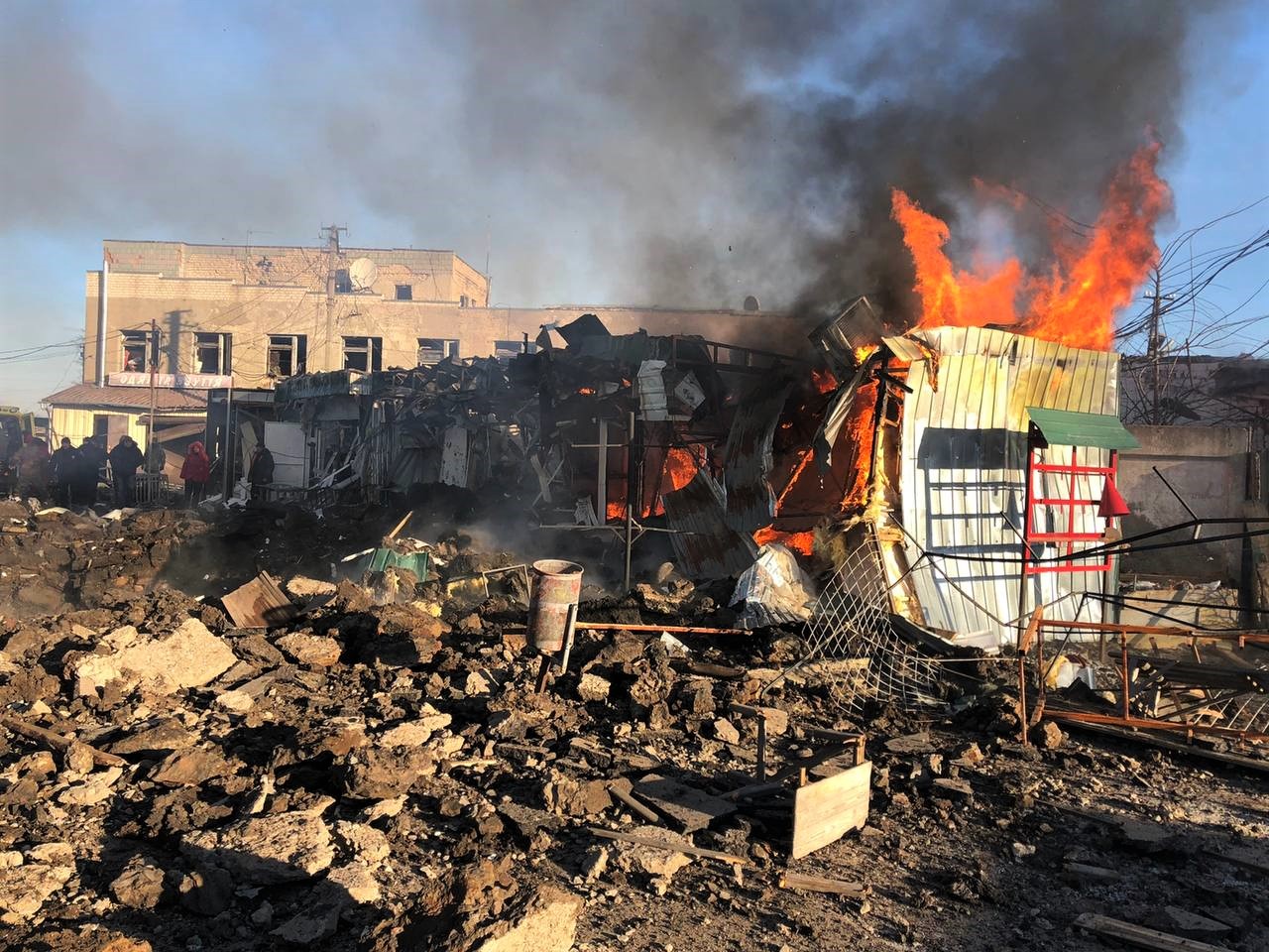 Після ракетного удару на ринку у Шевченковому спалахнула пожежа. Джерело фото: Олег Синєгубов/Telegram
