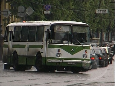 Зображення до:  Автобусы в Харькове меняют маршруты из-за выпускников и детей