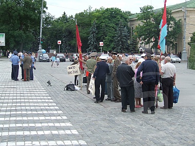 Зображення до:  Обладминистрацию пикетируют противники НАТО