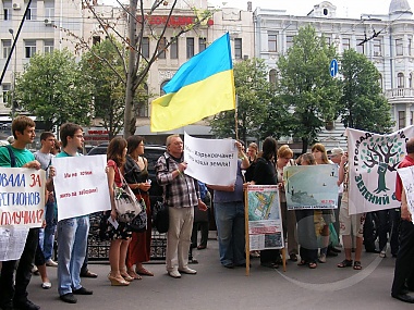 Зображення до:  Защитники леса снова пикетируют мэрию – фото