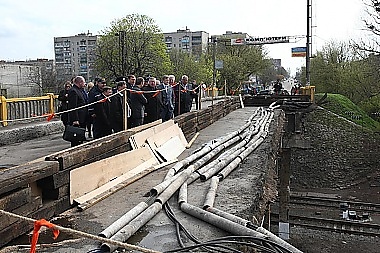 Зображення до:  В этом году мост в Лозовой построить не успеют