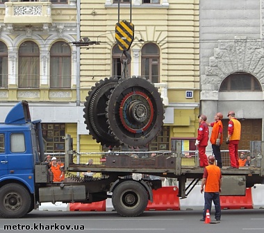 Зображення до:  На станции «Советской» установили вал привода эскалатора (фото)