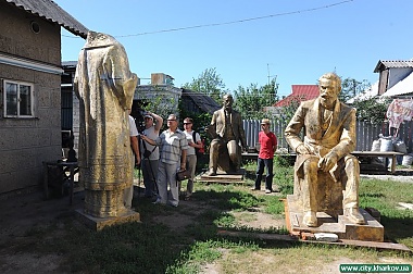 Зображення до:  В районе ХТЗ установили памятник Святому Александру