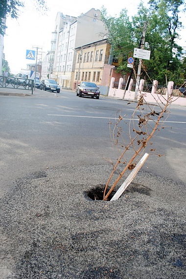 Зображення до:  В асфальте на улице Рымарской снова дыра (фото)