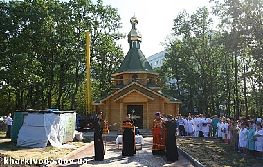 Зображення до:  В 4-й неотложке установили крест на храме