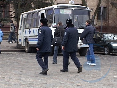 Зображення до:  С дубинкой и конфеткой. В Харьковской области ввели программу «Добрый милиционер»