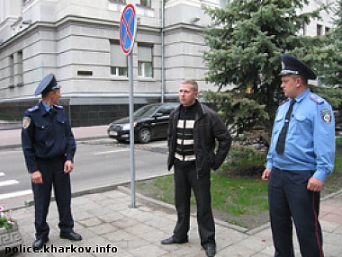 Зображення до:  В Харькове психически больной чуть не сжёг себя под облуправлением милиции