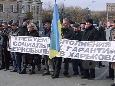 Зображення до:  Чернобыльцы собрались на площаде Свободы (фото)